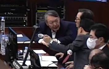 12·3 비상계엄 관련 내란 우두머리 혐의로 기소된 윤석열 전 대통령이 13일 서울 서초구 서울중앙지방법원 417호 형사대법정에서 열린 내란 우두머리 혐의 결심공판에 출석해 변호인들과 대화를 나누고 있다. [연합뉴스]