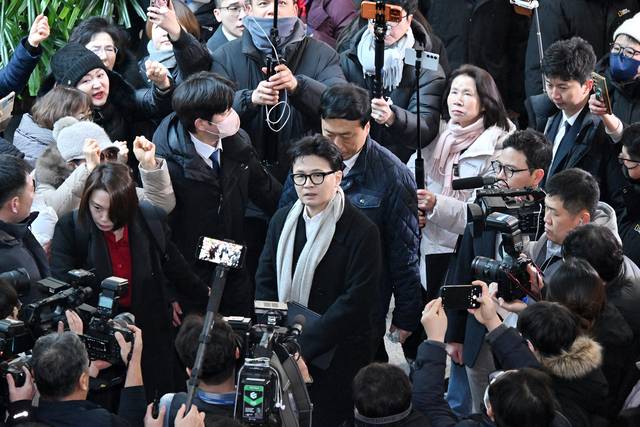 국민의힘 한동훈 전 대표가 14일 당 윤리위원회가 본인을 제명 결정한 것과 관련해 입장을 밝히기 위해 지지자들의 응원을 받으며 기자회견장으로 향하고 있다. [공동취재단]