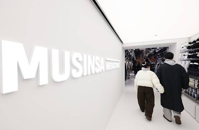 서울 용산구 아이파크몰에 개장한 '무신사 메가스토어 용산'을 찾은 시민들이 매장을 둘러보고 있다. 연합뉴스