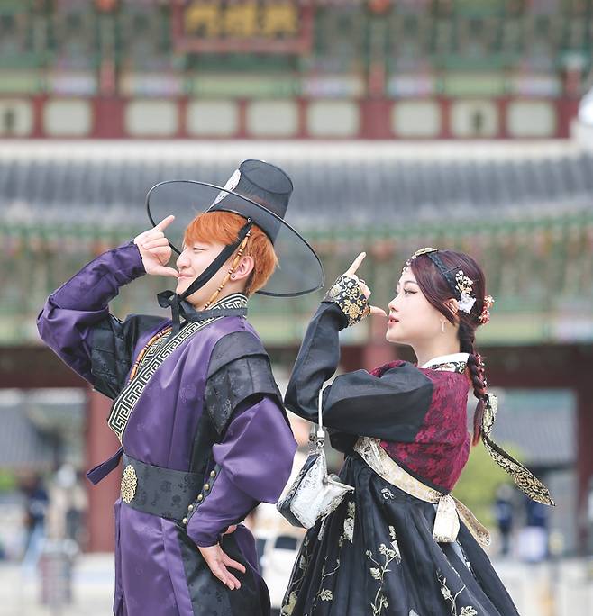 서울 종로구 광화문 앞에서 한복 차림의 외국인 관광객들이 하성진 안무가가 만든 '소다팝' 안무를 따라 춤추고 있다. 사진 조선일보DB