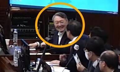 내란 우두머리 혐의로 기소된 윤석열 전 대통령이 13일 서울 서초구 서울중앙지방법원 417호 형사대법정에서 열린 내란 우두머리 혐의 결심공판에서 변호인들과 대화하며 웃고 있다. 서울중앙지법 제공