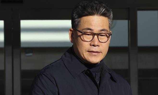 서울동부지검에 파견돼 3개월간 ‘세관 마약수사 은폐 의혹’을 수사한 백해룡 경정이 파견 종료 소회를 밝히기 위해 14일 서울동부지검 앞으로 이동하고 있다. 연합뉴스