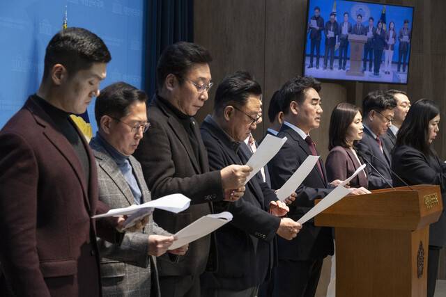 국민의힘 소장파 초재선 모임인 ‘대안과 미래’ 소속 의원들이 14일 국회 소통관에서 이날 새벽 국민의힘 윤리위원회에서 결정한 한동훈 전 대표 제명과 관련한 기자회견을 하고 있다. 연합뉴스