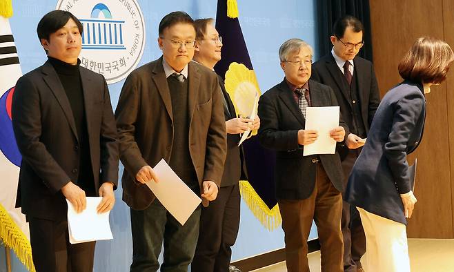 검찰개혁 방향을 두고 정부와 여당을 비롯한 정치권의 의견이 갈리고 있는 가운데 14일 오전 국회 소통관에서 검찰개혁 추진단 자문위원으로 참석했던 6명의 법조인과 교수들이 자문위원 사퇴 기자회견을 한 뒤 퇴장하고 있다. 김경호 선임기자 jijae@hani.co.kr