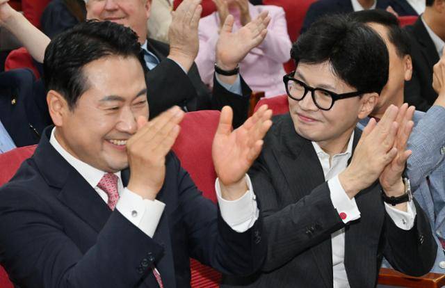 한동훈(오른쪽) 전 국민의힘 대표가 2024년 8월 21일 국회 의원회관에서 열린 장동혁 의원실 주최 ‘형법 제98조 개정 입법토론회-간첩죄 처벌 강화’ 토론회에서 박수를 치고 있다. 고영권 기자