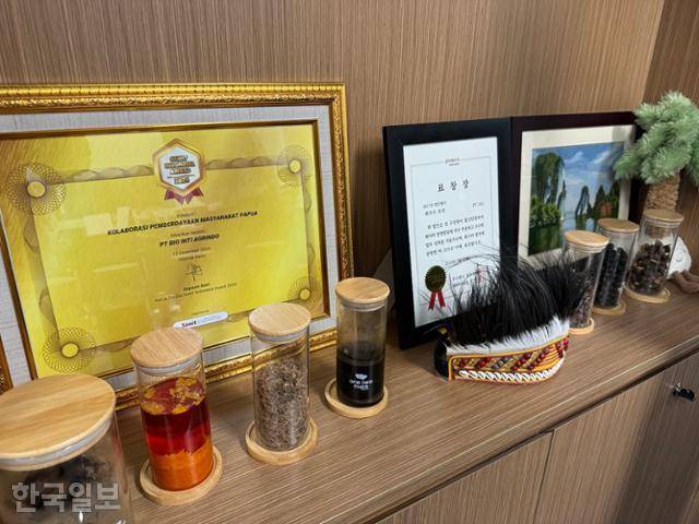 인도네시아 자카르타에 위치한 포스코인터내셔널의 현지 팜유 사업 법인 PT.BIA 사무실에 2025년 12월 12일 팜과 팜유, 팜 부산물, 팜 인형 등이 전시돼있다. 자카르타=오지혜 기자