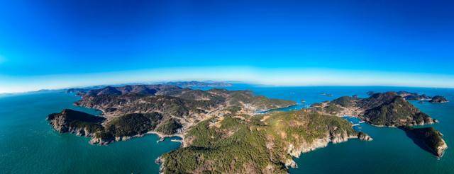 하늘에서 내려다본 전남 여수시 금오도의 모습. 오른쪽에 안도, 뒤로 돌산도가 보인다.