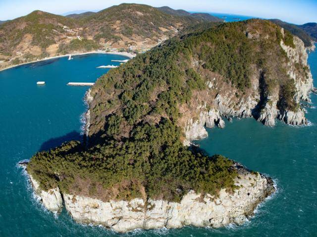 금오도 비렁길 3코스 상의 해안 단애. 지형이 망치머리 귀상어를 닮았다.