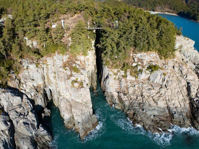 금오도 비렁길 3코스 비렁다리 아래로 끝이 보이지 않는 협곡이 있다.