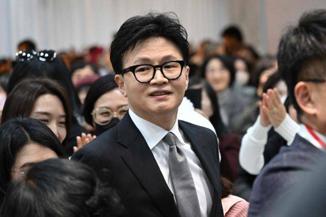 한동훈 전 국민의힘 대표가 9일 서울 동대문구 아르코에서 열린 국민의힘 동대문을 당원협의회 신년회 초청 강연 행사에 지지자들 환영을 받으며 입장하고 있다. 강예진 기자