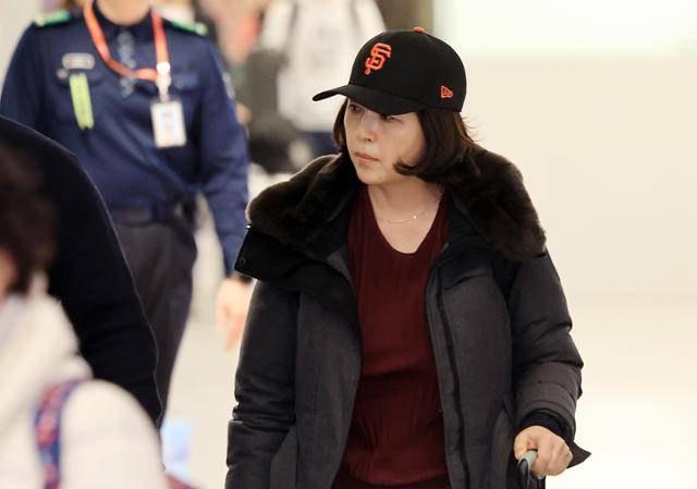 김경 서울시의원이 11일 인천국제공항 제1여객터미널을 통해 귀국하고 있다. 김 의원은 2022년 지방선거 당시 더불어민주당 소속이던 강선우 의원에게 공천헌금 1억 원을 전달한 의혹을 받고 있다. 뉴스1
