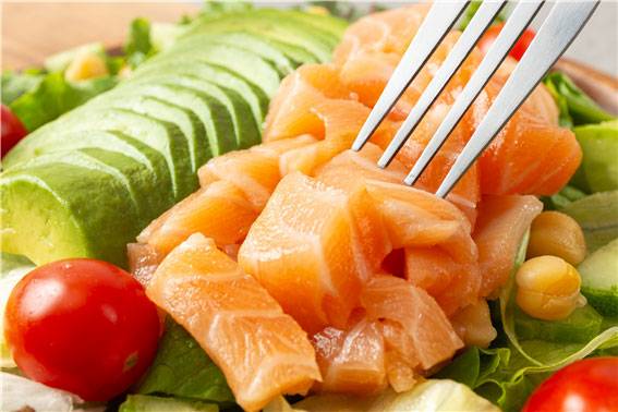 지난 11일(현지 시각) 미국 건강매체 이팅웰은 건강한 노화와 장수를 위한 최고의 점심 메뉴로 ‘연어를 채운 아보카도’를 꼽았다./사진=클립아트코리아