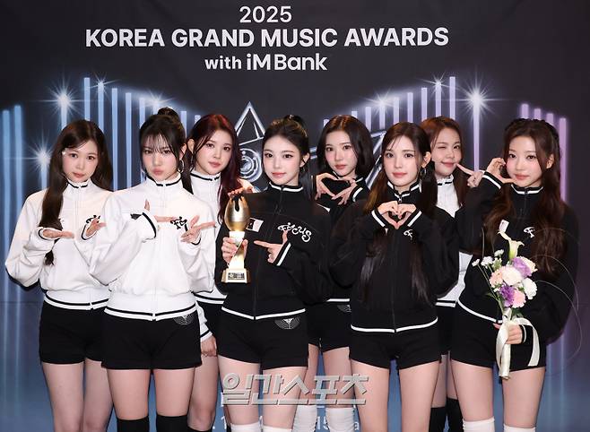 ‘2025 코리아 그랜드 뮤직 어워즈 with iM뱅크’(2025 KGMA) 둘째날 뮤직데이가 15일 오후 인천 영종도 인스파이어 아레나에서 펼쳐졌다. 하츠투하츠가 수상 후 트로피 세리머니를 하고 있다. KGMA는 한 해 동안 국내외 팬들에게 많은 사랑을 받은 K팝 아티스트와 작품들을 조명해 차별화된 콘텐츠를 선보이는 K팝 축제다. 올해는 KGMA 조직위원회와 크리에이터링, 디오디가 공동 주관하며, 인천광역시와 인천관광공사가 후원한다. 타이틀 스폰서로는 iM뱅크가 함께하며, 협찬사로 피자에땅, 레이블 코퍼레이션, 할리스가 참여한다. 2025 KGMA는 KT ENA가 주관 방송사로 참여하며, 틱톡라이브를 통해 일본, 중국을 제외한 국내 및 글로벌에 생중계된다. 일본에서는 훌루 재팬을 통해 실시간으로 볼 수 있다.&nbsp; 영종도(인천)=KGMA특별취재단/2025.11.15./