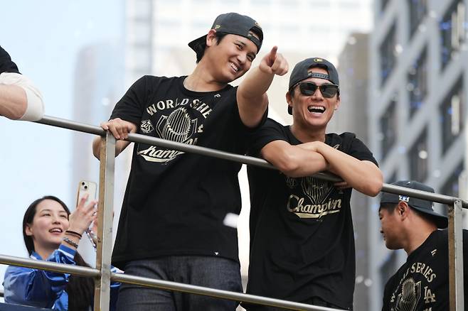 <yonhap photo-1269=""> Los Angels Dodgers' Shohei Ohtani, left, and Yoshinobu Yamamoto ride on a double-decker bus during a parade to celebrate the baseball team's World Series win on Monday, Nov. 3, 2025, in Los Angeles. (AP Photo/Jae C. Hong)/2025-11-04 05:34:16/ <저작권자 ⓒ 1980~2025 ㈜연합뉴스. 무단 전재 재배포 금지, AI 학습 및 활용 금지></yonhap>