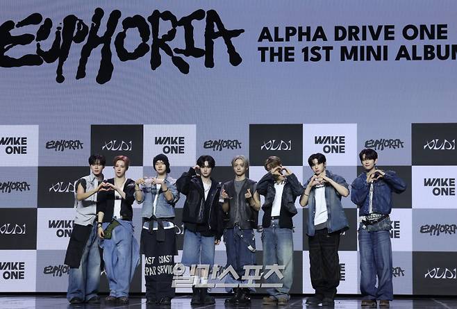 그룹 알파드라이브원 준서, 아르노, 리오, 안신, 상원, 씬롱, 상현, 건우가 12일 오후 서울 용산구 블루스퀘어에서 열린 데뷔 앨범이자 미니 1집 ‘EUPHORIA’(유포리아) 발매 기념 쇼케이스에 참석해 포토타임을 갖고 있다. ‘EUPHORIA’는 각자의 방식으로 꿈을 향해 나아가던 여덟 멤버의 여정이 하나의 팀으로 완성되는 희열의 순간을 담는다. 서병수 기자 qudtn@edaily.co.kr /2026.01.12/