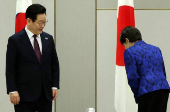 다카이치 사나에 일본 총리가 지난 13일 일본 나라현 한일 정상회담장에서 이재명 대통령과 악수 후 자리로 향하기 전 국기에 예를 표하고 있다. [사진=연합뉴스]