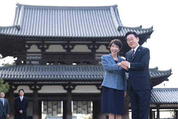 이재명 대통령과 다카이치 사나에 일본 총리가 14일 일본 나라현 대표 문화유적지인 호류지(법륭사)에서 기념촬영을 하고 있다. [사진=연합뉴스]