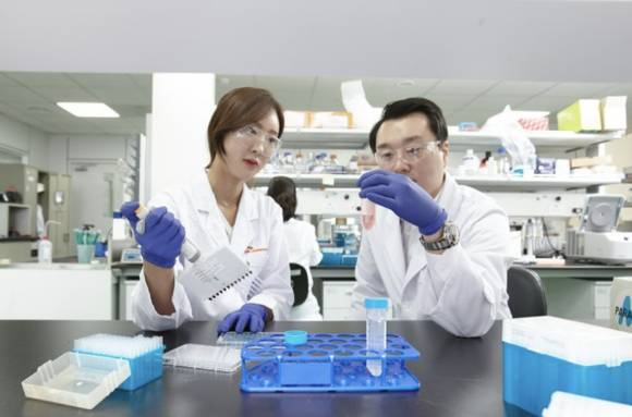 SK바이오팜 연구원이 물질 분석을 하고 있다. [사진=SK바이오팜 제공]