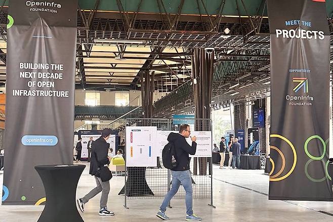 지난 10월 17일, 프랑스 파리에서 열린 오픈인프라서밋에서 카카오엔터프라이즈 소속 직원들이 세션을 진행한 바 있다 / 출처=카카오엔터프라이즈
