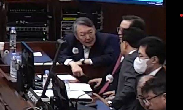 윤석열 전 대통령이 13일 서울중앙지법 형사25부(부장 지귀연) 심리로 열린 내란우두머리 혐의 재판 결심공판에 출석해 윤갑근 변호사와 대화를 나누고 있다. 사진 서울중앙지법