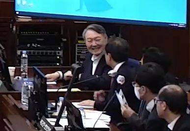 윤석열 전 대통령이 13일 서울 서초구 서울중앙지방법원 417호 형사대법정에서 열린 내란 우두머리 혐의 결심공판에서 변호인들과 대화하며 웃고 있다. 사진 서울중앙지법