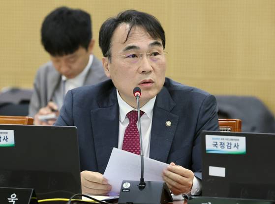 이종욱 국민의힘 의원이 지난해 10월 한국철도공사(코레일) 대전본사에서 열린 국회 국토교통위원회의 한국철도공사, 국가철도공단, (주)에스알 등에 대한 국정감사에서 질의하고 있다. 뉴스1