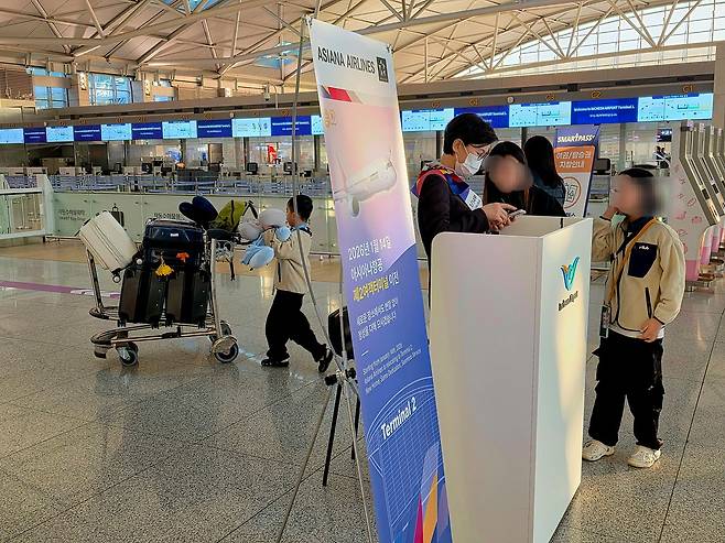 아시아나항공이 제2여객터미널로 이전한 첫날인 14일 오전 제1여객터미널을 찾은 승객들이 아시아나 안내 직원에게 문의를 하고 있다. 이영근 기자