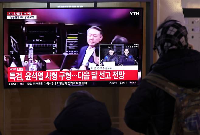 특검이 12·3 비상계엄 관련 내란 우두머리 혐의를 받는 윤석열 전 대통령에 사형을 구형한 13일 오후 서울역 대합실에서 시민들이 관련 뉴스를 시청하고 있다. /뉴시스