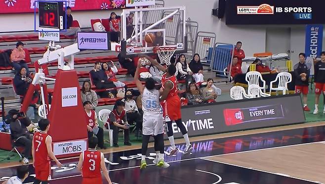 ▲ 존 이그부누가 볼을 쳐낸 직후 경기 시간은 2분 44초였다.&nbsp;