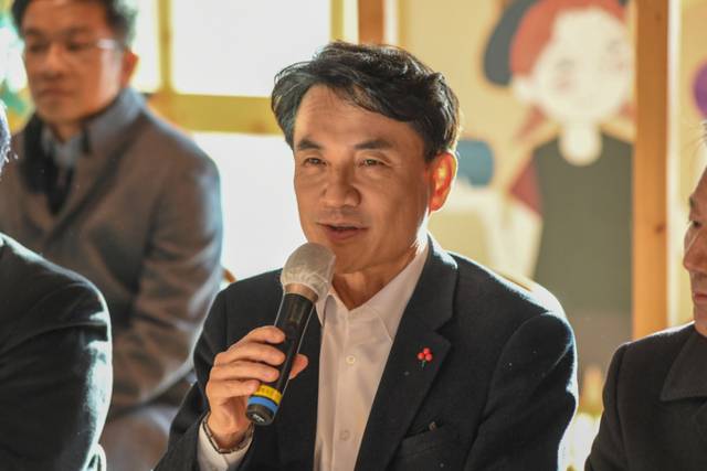 ▲ 김진태 강원도지사는 7일 겨울철 한파와 폭설에 대비해 양구군의 시설원예 농가를 방문해 현장 점검에 나섰다. 이날 현장에는 김진태 도지사를 비롯해 한기호 국회의원, 김왕규 도의원, 서흥원 양구군수, 정창수 양구군의장, 박형철 도농정국장, 권은경 농업기술센터소장, 시설원예 재배 농업인 등 15여 명이 참석했다.