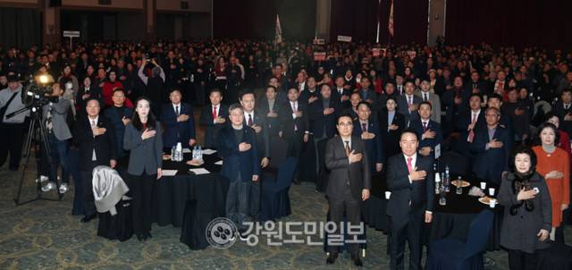 ▲ 2026 국민의힘 강원도당 신년인사회가 14일 호텔인터불고 원주에서 이철규 도당위원장을 비롯한 당소속 강원지역 국회의원과 김진태 강원도지사, 김시성 도의장 및 당 소속 기초단체장, 광역·기초의원 등 도내 선출직 당직자 및 당원 2000여 명이 참석한 가운데 열렸다. 방도겸 기자