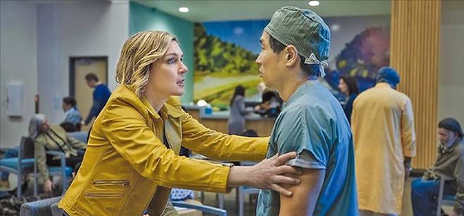 애플티비 드라마 ‘플루리부스:행복의 시대’ 스틸컷.  IMDb