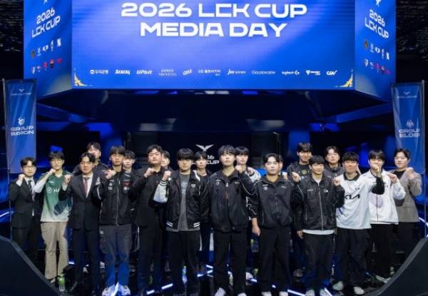2026 LCK컵 미디어데이에 참가한 10개 팀 감독과 대표 선수들 /LCK 제공