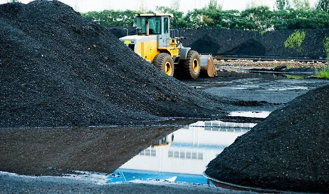 중국산 흑연이 선적장에 쌓여있다. 게티이미지뱅크 제공