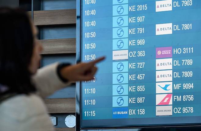 아시아나항공이 인천국제공항 제2터미널로 이전을 완료한 14일 인천공항 2터미널 아시아나 카운터에서 승객들이 체크인을 하고 있다.2026.01.14 최혁 기자