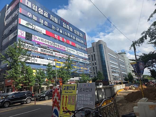 학원이 밀집한 서울 중계동 은행사거리에서 동북선 공사가 한창이다. 사진=민보름 기자