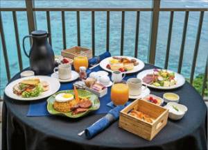오션뷰와 함께하는 발코니 조식 서비스. 더 츠바키 괌 제공