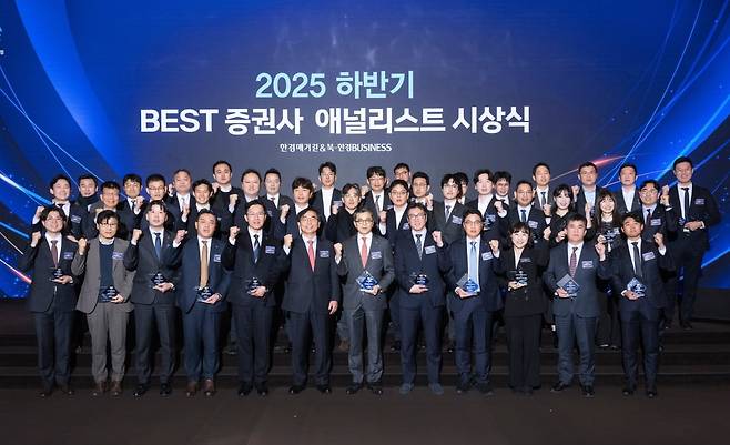 한경비즈니스가 선정한 ‘2025년 하반기 베스트 증권사·애널리스트’ 시상식이 13일 서울 중구 한국경제신문 다산홀에서 열렸다.

베스트 증권사 부문 대상을 받은 KB증권 강진두 대표(앞줄 왼쪽 일곱 번째)와 최우수상을 받은 신한투자증권 윤창용 리서치본부장(열한 번째),&nbsp;프런티어상을 받은 메리츠증권 이진우 리서치센터장(여덟 번째)과 골든불상을 받은 유진투자증권 이승우 리서치센터장(두 번째) 등 수상자들이 하영춘 한국경제매거진&북 대표(여섯 번째)와 기념 촬영을 하고 있다. 사진=이승재 한경비즈니스 사진 기자