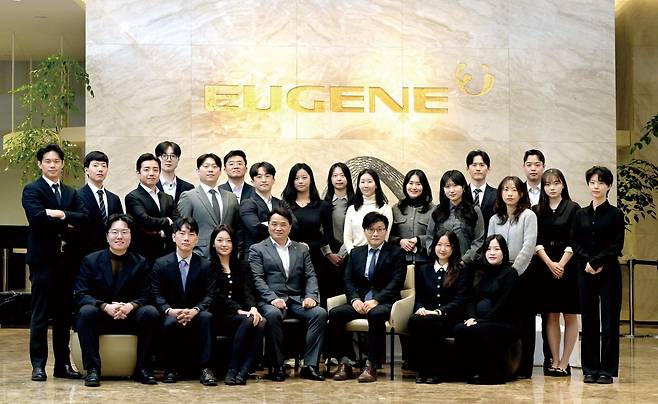 이승우 센터장(앞줄 왼쪽 다섯째), 황성현 팀장(앞줄 왼쪽 첫째)과 유진투자증권 애널리스트 및 팀원들. 사진=김기남 기자