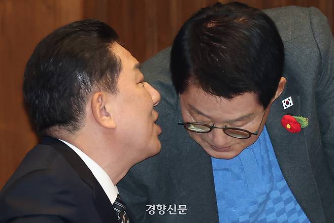 지난해 12월 김병기 당시 더불어민주당 원내대표(왼쪽)와 박지원 의원이 국회 본회의에서 대화하고 있다. 박민규 선임기자