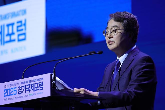 10일 경기도 고양시 킨텍스에서 열린 2025 경기국제포럼에서 김동연 경기도지사가 개회사하고 있다. 연합뉴스