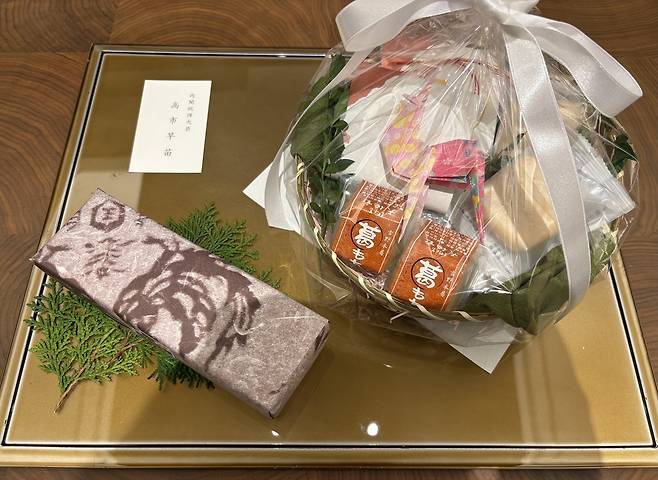 일본 측은 이 대통령 부부의 숙소에 환영 선물로 나라현의 특산물인 감을 활용한 모나카와 칡을 활용한 떡(쿠즈 모찌) 등도 선물했다. 청와대 제공