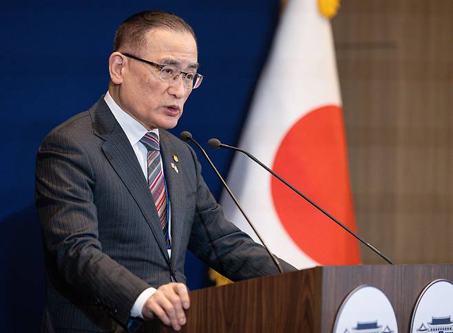 위성락 국가안보실장이 14일 일본 오사카 프레스센터에서 한·일 정상회담 관련 주요 성과 브리핑을 하고 있다. 연합뉴스