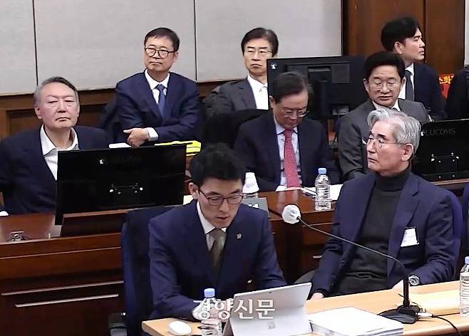 윤석열 전 대통령과 김용현 전 국방부 장관 등이 지난 9일 서울중앙지법에서 열린 윤 전 대통령의 내란 우두머리 혐의 사건과 김 전 장관 등의 내란 중요임무 종사 혐의 사건의 결심공판에 나와 있다. 서울중앙지법 제공