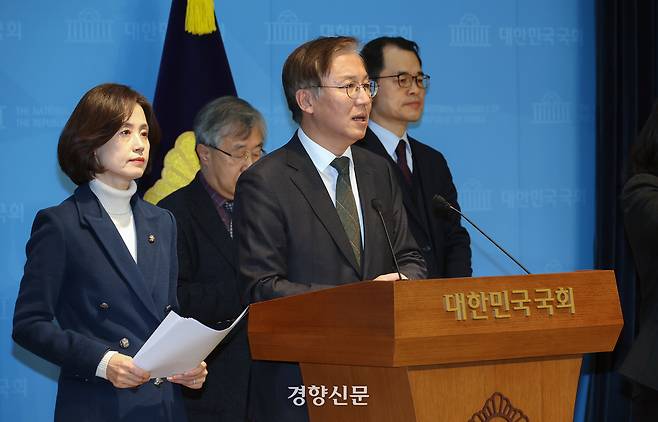 한동수 변호사(가운데) 등 국무총리실 산하 검찰개혁추진단 자문위원 6명이 14일 국회 소통관에서 박은정 조국혁신당 의원(왼쪽)의 주선으로 사퇴 기자회견을 열었다. 권도현 기자