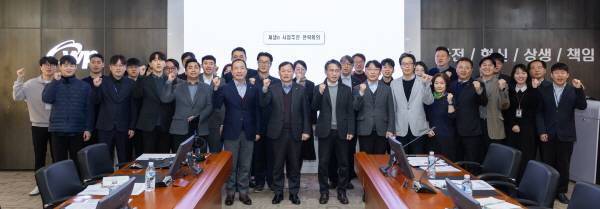 한국서부발전 관계자들이 14일 충남 태안 본사에서 ‘재생에너지 사업 추진 방향 토론회’를 마친 뒤 기념사진을 찍고 있다. 서부발전 제공