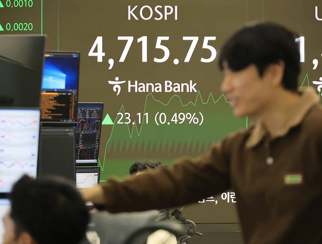 An electronic board at a Hana Bank dealing room in Seoul shows the Kospi at 4,715.75, an all-time high for the index, Wednesday morning. (Yonhap)