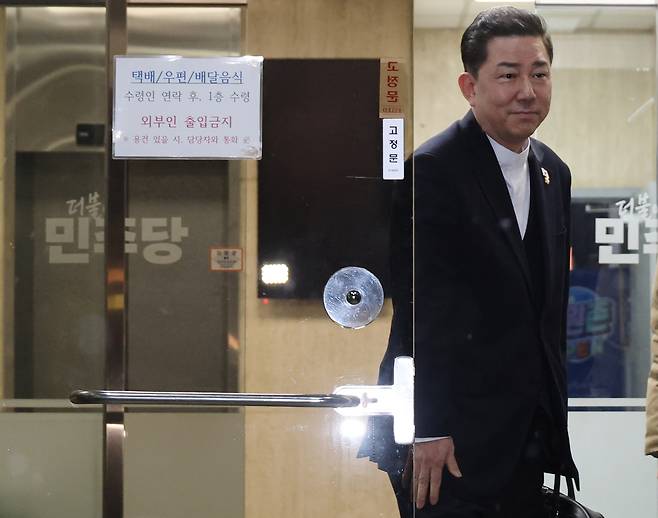 Rep. Kim Byung-kee of the Democratic Party, who faces allegations including the receipt of illicit nomination donations, leaves the party headquarters in Yeouido, Seoul, after completing his explanation at a meeting of the party’s ethics committee on Jan. 12. The committee voted late that night to expel him. [YONHAP]