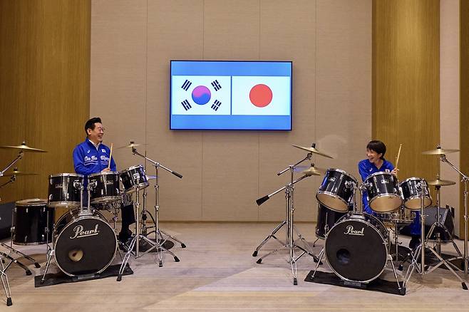 President Lee Jae Myung, left, and Japanese Prime Minister Sanae Takaichi play the drums during Lee's visit to Nara, Japan, on Jan. 13. [JOINT PRESS CORPS]