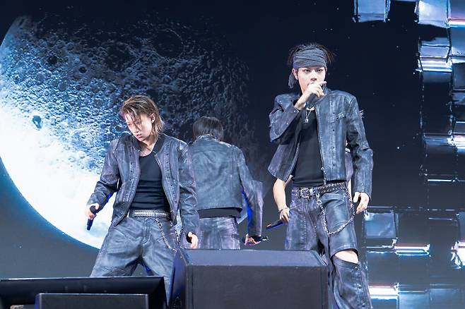 Boy band LNGSHOT performs ″Moonwalkin',″ the lead track of its debut EP ″Shot Callers,″ during its debut showcase held at Myunghwa Live Hall in western Seoul on Jan. 13. [DANIELA GONZALEZ PEREZ]